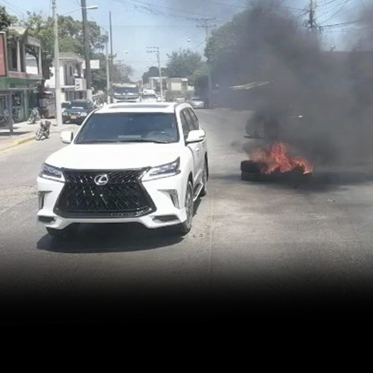 “Conchos” queman gomas en reclamo de caseta a Alcaldía de Navarrete