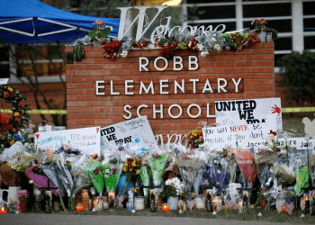 Víctimas tiroteo Texas toman medidas contra fabricante de armas