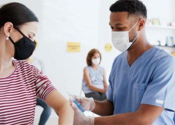 FDA recomienda uso vacuna de Novavax contra Covid-19