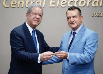 Leonel deposita padrón FP con más de 1 millón de miembros