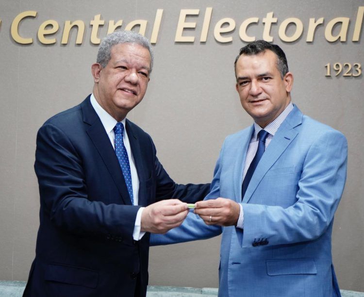 Leonel deposita padrón FP con más de 1 millón de miembros