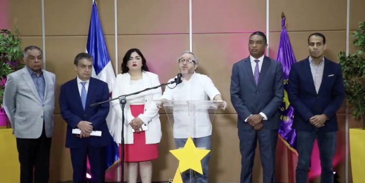 Indicó que el gobierno en su interés de beneficiar al sector privado, propone la ley de fideicomiso público.