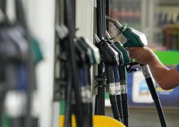 Precios de combustibles se disparan en todo el mundo