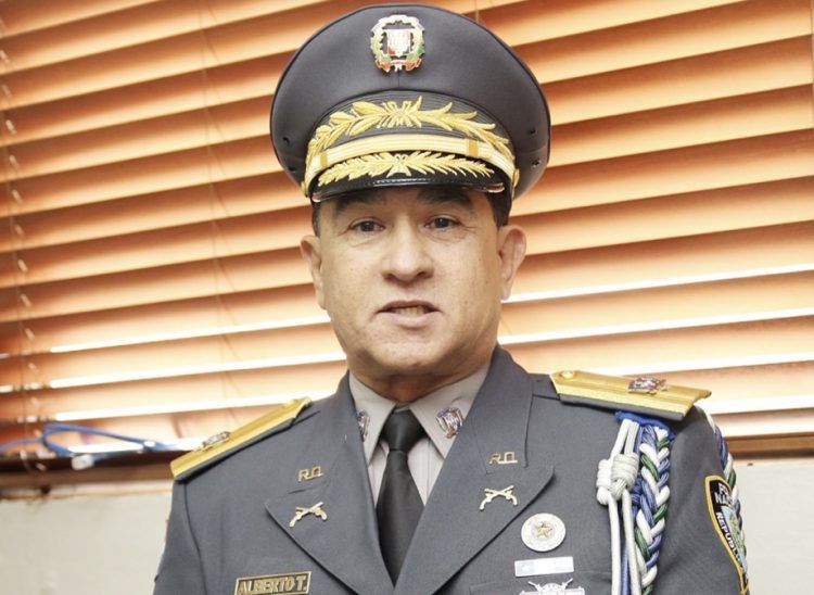 PN obligaría a agentes a ir a la iglesia "y mandar fotos"