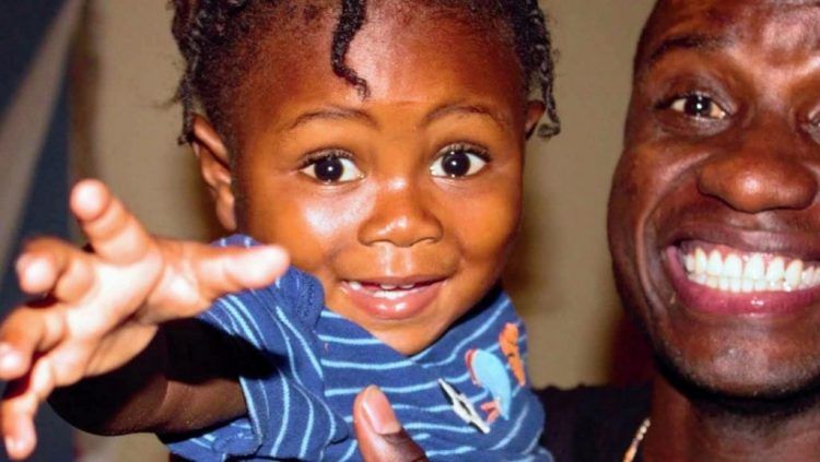 Joven decide adoptar bebe que encontró en basurero de Haití