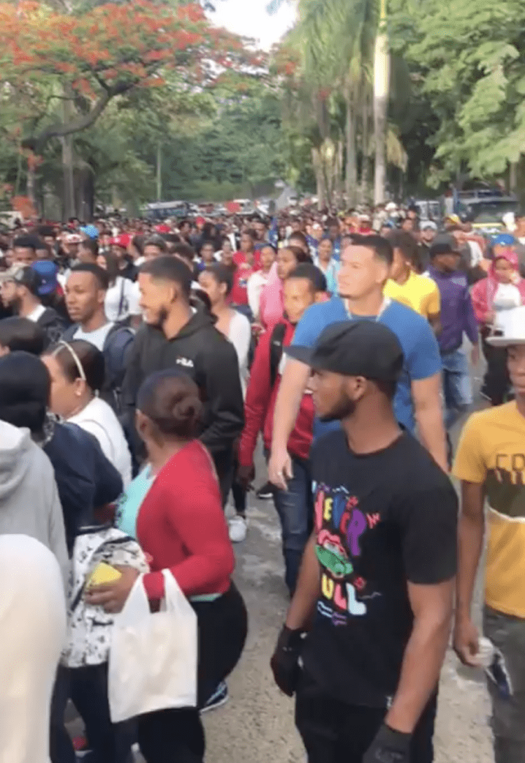 Caos en feria de empleos en la Barrick Gold