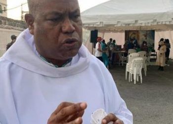 Sacerdote sostuvo discusión con cristianos por prédica a alto volumen