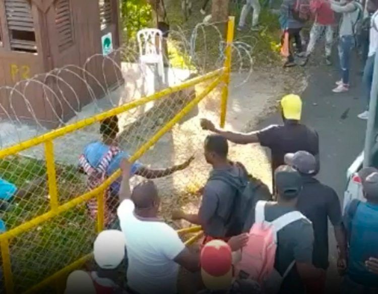 Multitud de haitianos lanzan puedas a co-nacional en La Romana
