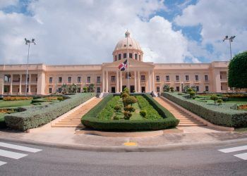 Se congelan nombramientos de personal y aumentos salariales en el Gobierno