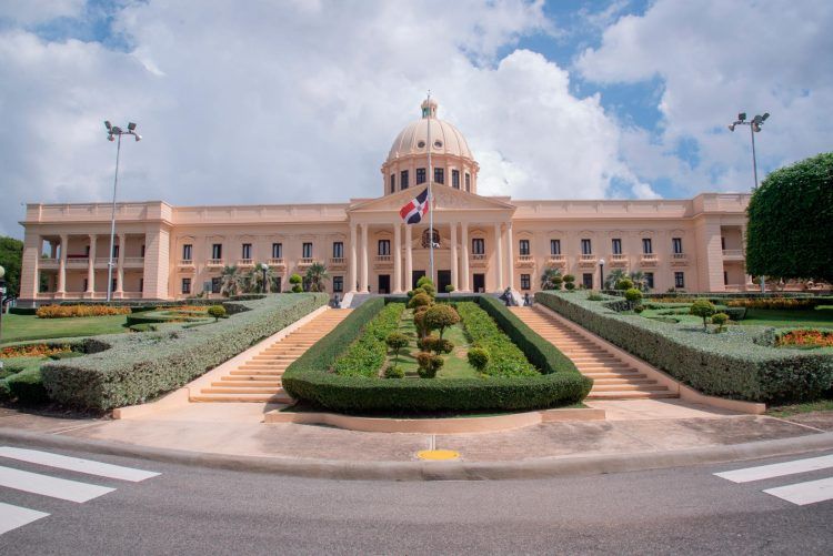 Se congelan nombramientos de personal y aumentos salariales en el Gobierno