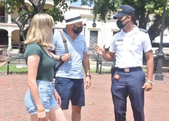 Politur advierte a turistas sobre red de estafa en Grindr