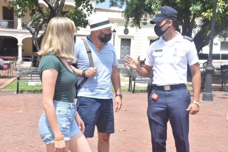 Politur advierte a turistas sobre red de estafa en Grindr