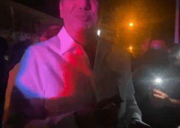 Abinader suelta su agenda para comerse un chicharrón  El presidente Luis Abinader se mostró comiendo chicharrón de manera muy entusiasta con varios ciudadanos, según un video que circula en las redes sociales.    “Ustedes porque sabían que me gusta”, le expresó el jefe de Estado a las personas que le ofrecieron el chicarrón en una bandeja y le instaban a comer más.  El mandatario se comió el alimento en Gurabo, Santiago. En el video, se escucha como los habitantes le preguntan al mandatario si está bueno el chicharrón y éste le contesta afirmativamente. “Está bueno, está bueno”, respondió el gobernante, mientras continúa disfrutando del alimento. Según se puede observar en la grabación, una ciudadana sorprendida al ver al gobernante, dice “graben un video muchacho”. “Cómo ustedes sabían que a mí me gusta el chicharrón”, le cuestiona a los presentes.