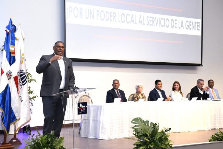 Luis Abinader participa en actividad realizada por MIP