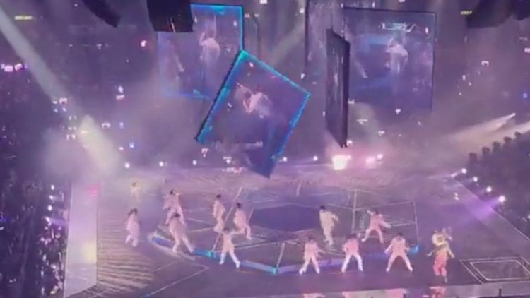 antalla gigante cae y aplasta integrante de banda coreana Mirror