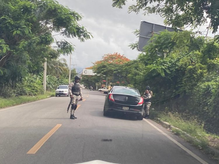 ¿Volvieron los retenes y chequeos policiales en RD?