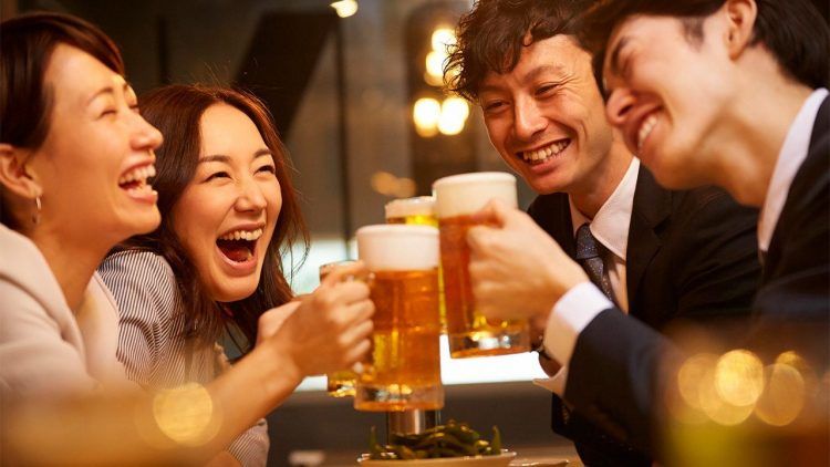 Japón promueve consumo de alcohol entre jóvenes tras efectos pandemia