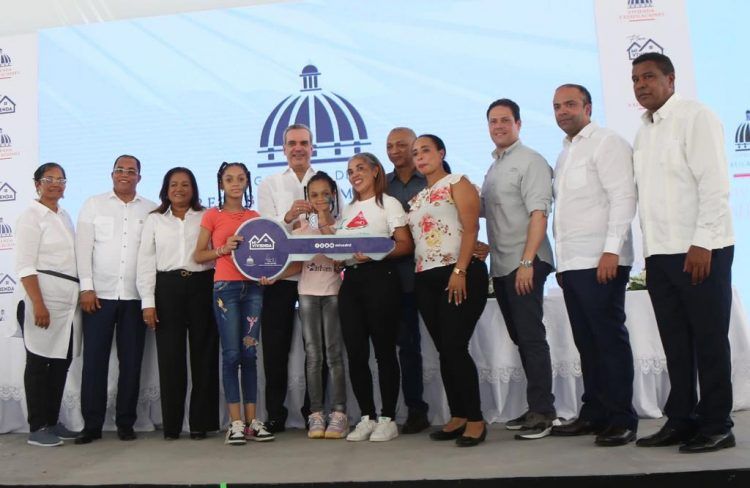 Abinader entrega 300 apartamentos en "Mi Vivienda Hato Nuevo"