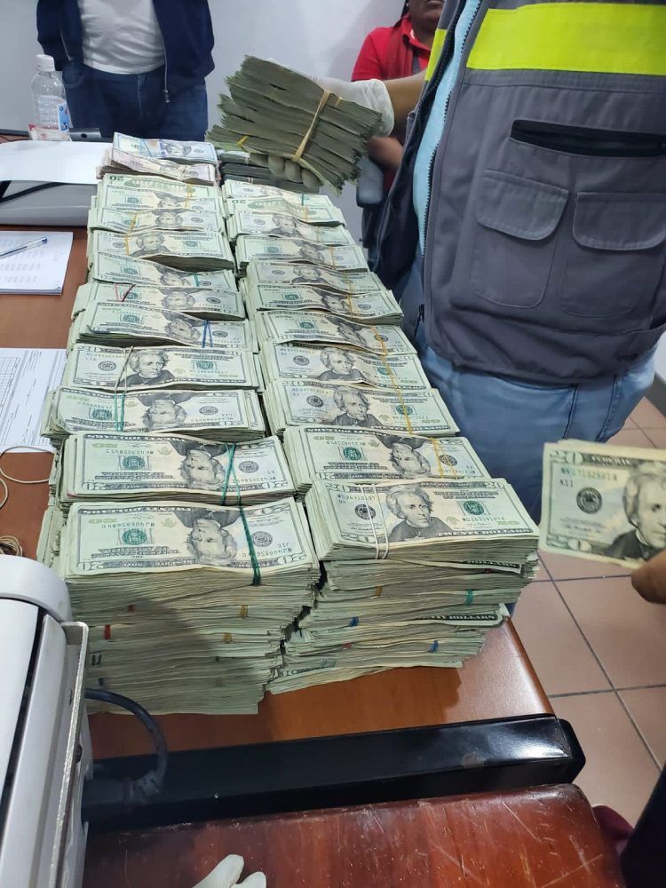 Aduanas decomisa US$879 mil dólares procedentes de Islas Bahamas