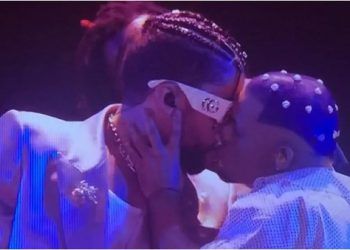 Bad Bunny se besa con bailarín en presentación Premios VMAS