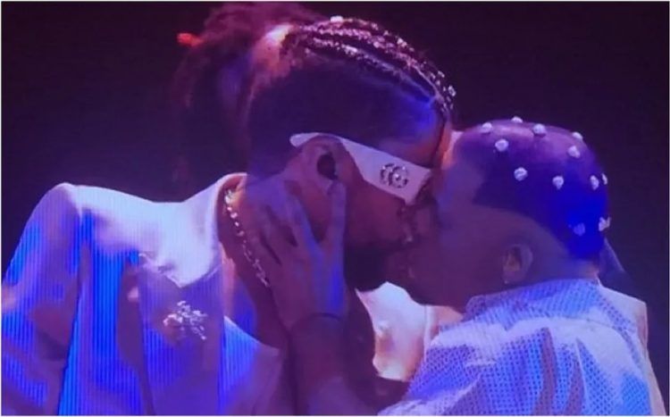 Bad Bunny se besa con bailarín en presentación Premios VMAS