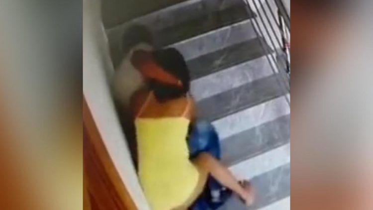 Cámara de seguridad capta hombre golpeando a mujer en Santiago