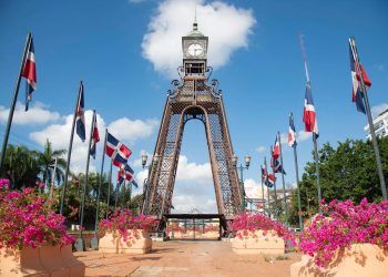 Denuncian hombre de origen haitiano habita en torre del reloj Av. 27 de Febrero