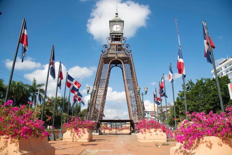 Denuncian hombre de origen haitiano habita en torre del reloj Av. 27 de Febrero