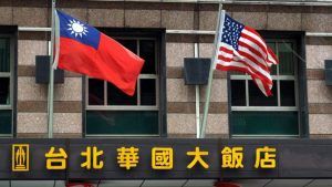 Bandera estadounidense colgada en territorio Taiwanés 