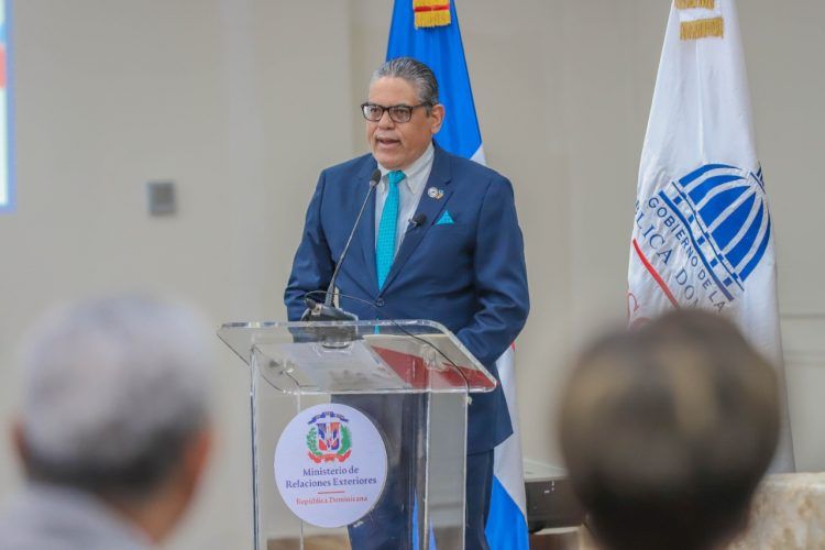 Gobierno entrega becas nacionales e internacionales en diferentes puntos del país