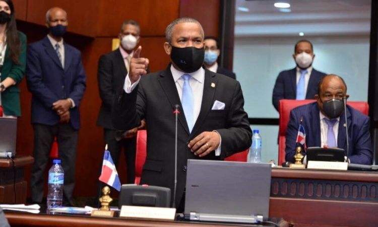 Héctor Acosta se quejó de que eliminen reinscripción en colegios