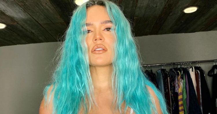 Karol G deja atrás su look de cabello azul