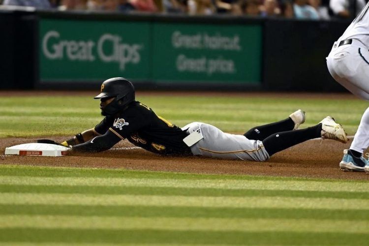 Pelotero dominicano suspendido por traer celular en el bolsillo