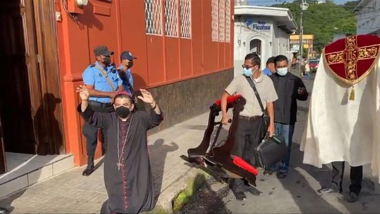 Policía de Nicaragua arresta al obispo Ronaldo Álvarez