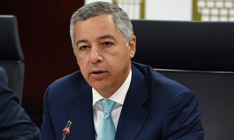 Supuestos sobornos, estafa y lavado, acarrearían investigación a exministro Hacienda