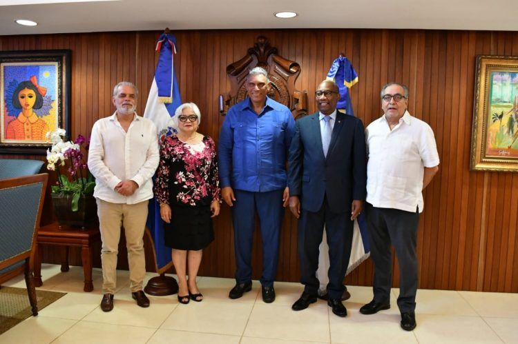 UASD respaldan agentes PN con becas y docentes