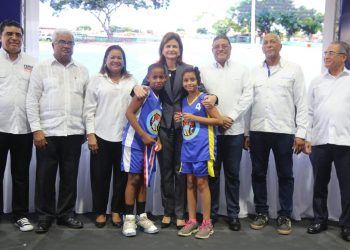 Vicepresidenta hace entrega de polideportivos