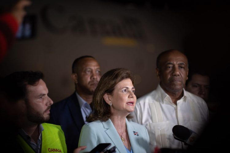 Vicepresidenta recibe equipos de Canadá para mineros atrapados