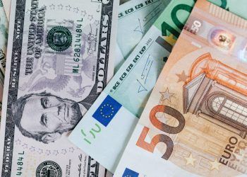 El precio del euro vuelve a desplomarse por debajo del dólar
