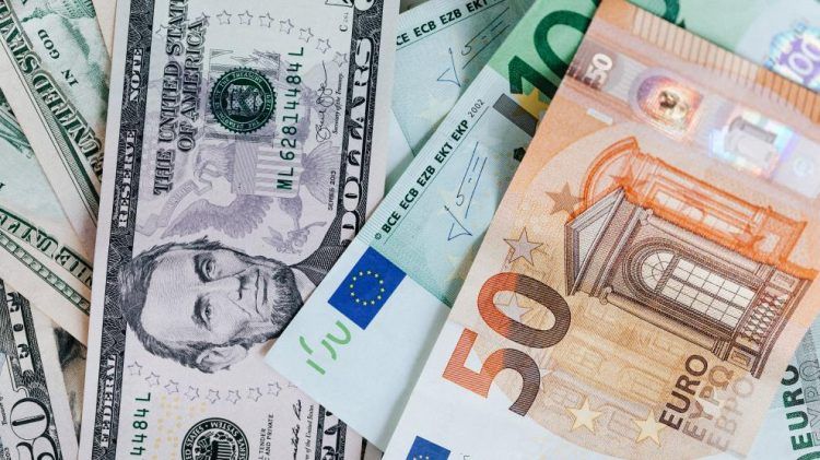 El precio del euro vuelve a desplomarse por debajo del dólar