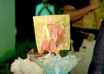 Millonario quema dibujo de Frida Kahlo para venderlo como NFT