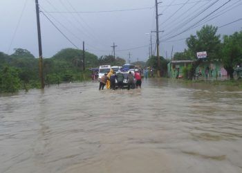 Grandes desastres pequeñas inundaciones y tres atrapados en vehículos en Higüey y Bávaro 
