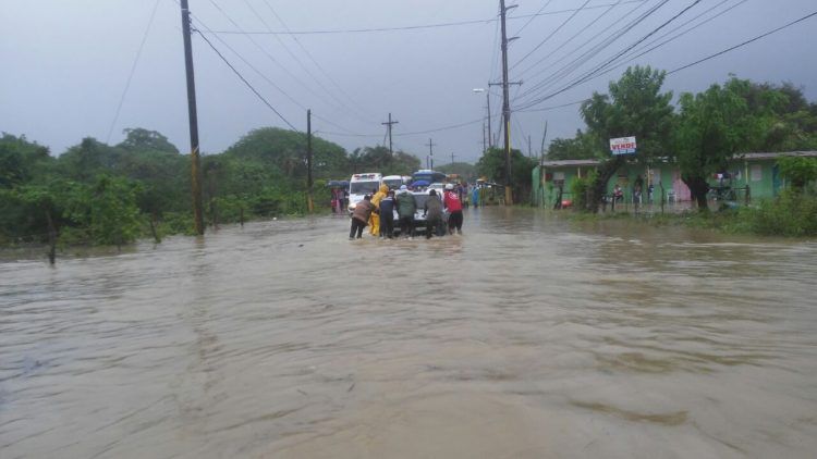 Grandes desastres pequeñas inundaciones y tres atrapados en vehículos en Higüey y Bávaro