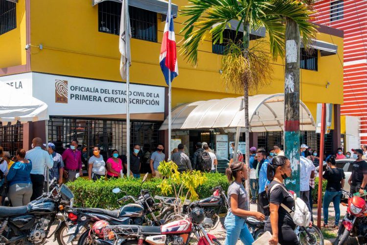 Denuncian desorden en Oficialía estado Civil en Los Mina Sur