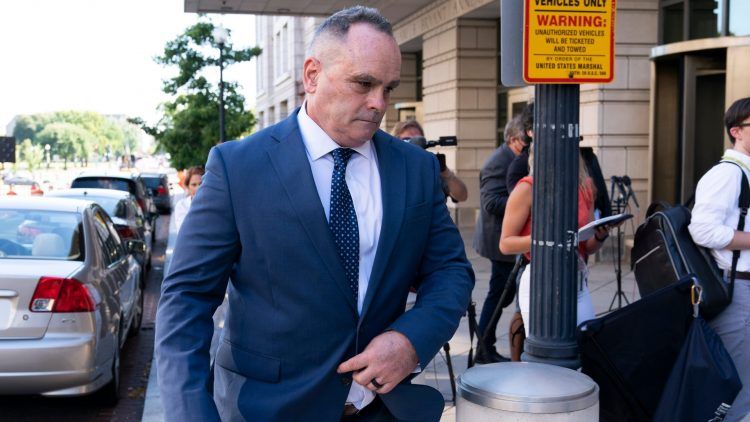 Diez años de prisión a ex policía por asalto al capitolio