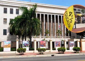 Gobierno echa para atrás "mientras tanto" reducción en 4% a Educación