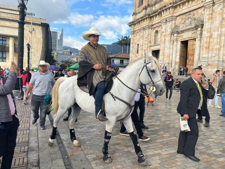 Senador irrumpe a caballo en el Congreso