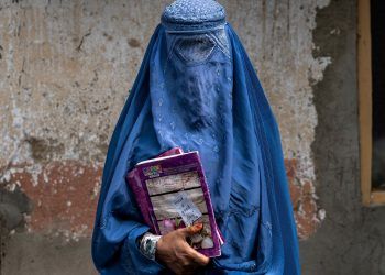 Mujer denuncia violación sexual en Afganistán y es arrestada