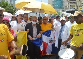 Médicos encabezan marcha en contra de las ARS y AFP