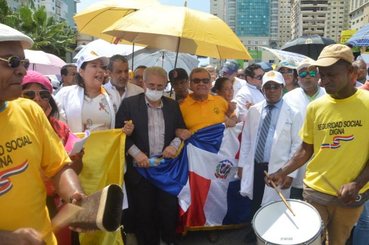 Médicos encabezan marcha en contra de las ARS y AFP